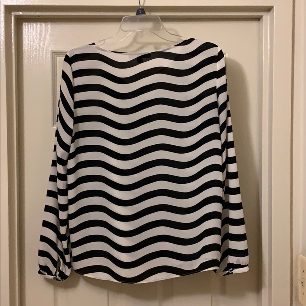 Banana Republic wave striped shirt with front slit - Picture 5 of 7